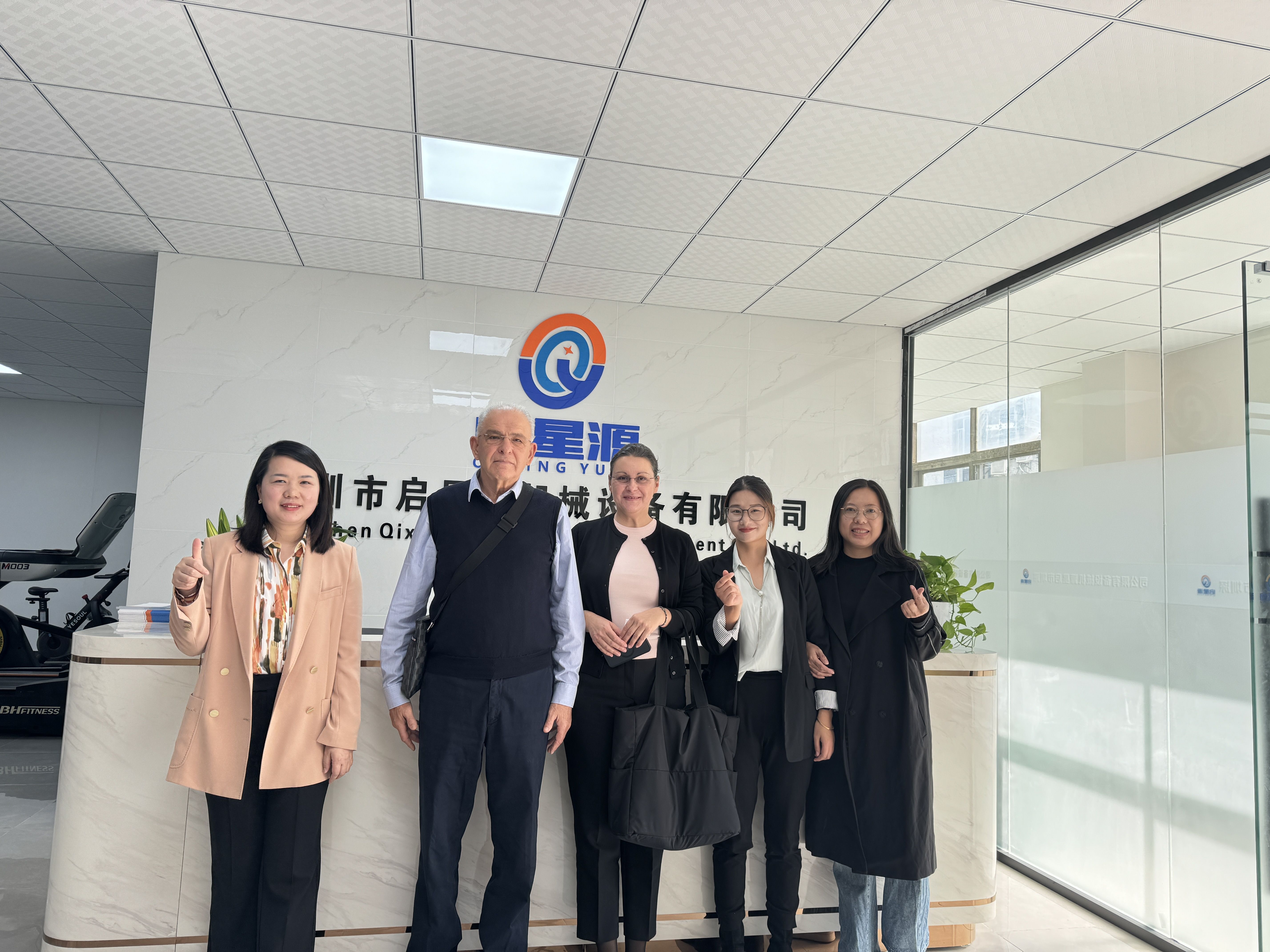 Fáilte go fonnmhar Mr.Savo agus Mrs.irena chun cuairt a thabhairt ar Shenzhen Qixingyuan Trealamh Innealra Co, Ltd.